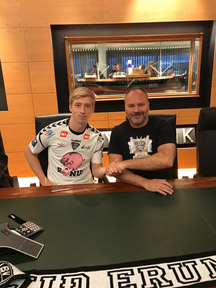 Ágúst Leó Björnsson og Kristján Guðmundsson þjálfari ÍBV eftir undirskrift.