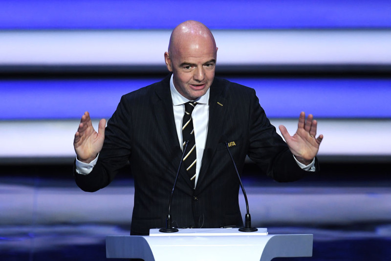 Infantino er ekki sá vinsælasti meðal fótboltaáhugamanna. Knattspyrnusamböndin virðast þó standa með honum.