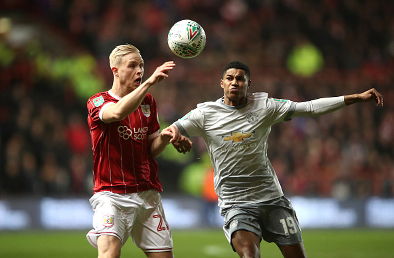 Hörður í baráttu við Marcus Rashford í leik í enska deildabikarnum.