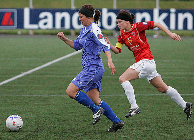 Fyrrum landsliðsfyrirliðinn, Katrín Jónsdóttir, á hælum Hörpu sumarið 2007.