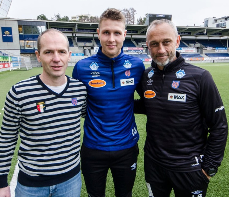 Menn binda miklar vonir við Hólmbert í Álasundi. Lars Bohinen þjálfari er lengst til hægri.
