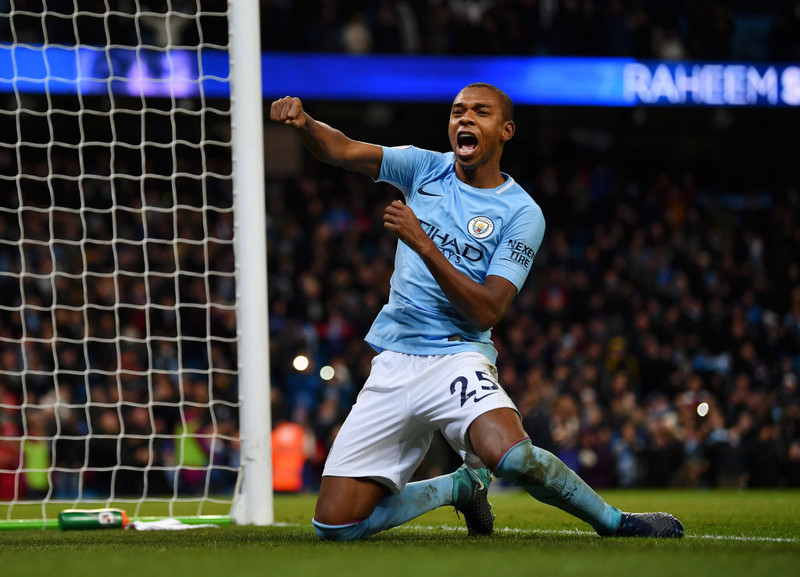Fernandinho (Manchester City) - Öruggur í vörn City í útisigrunum gegn Arsenal.