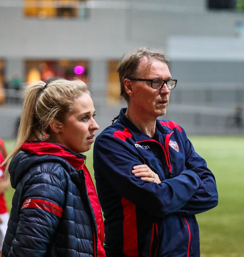 Pétur ásamt Margréti Magnúsdóttur á hliðarlínunni í kvöld.