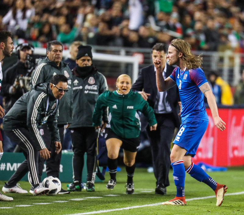 Birkir Bjarna lætur í sér heyra í leiknum gegn Mexíkó.