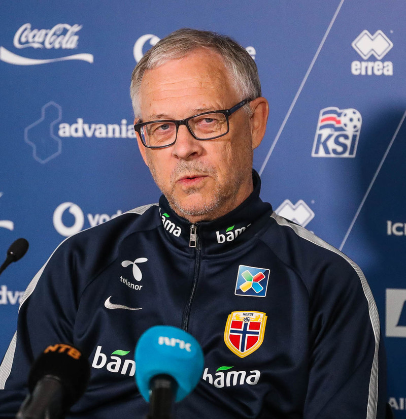 Lagerback stýrði sínum mönnum til sigurs á Færeyjum. Noregur á enn möguleika á EM-sæti.
