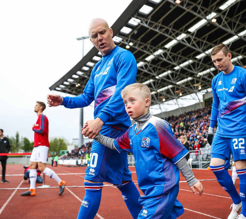 Emil Hallfreðsson leiðir hér son Ólafs Inga.