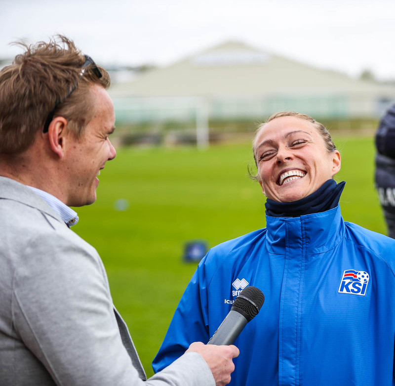 Hjörtur Hjartarson tekur viðtal við Sif.