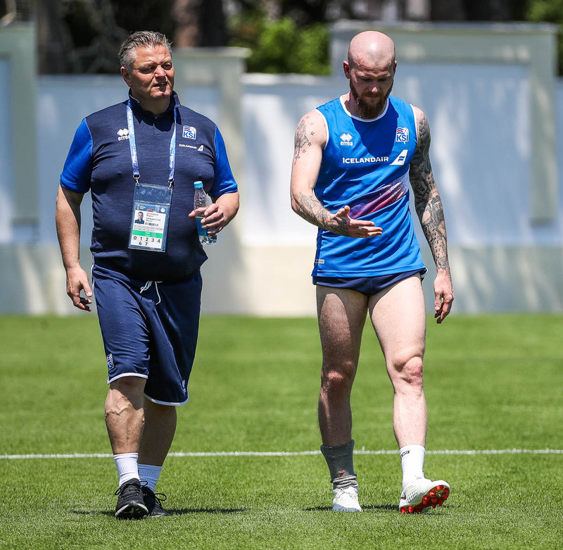 Maggi ræðir við Aron Einar Gunnarsson á æfingu Íslands í dag.