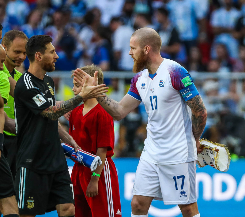 Aron heilsar Messi fyrir leikinn í gær.