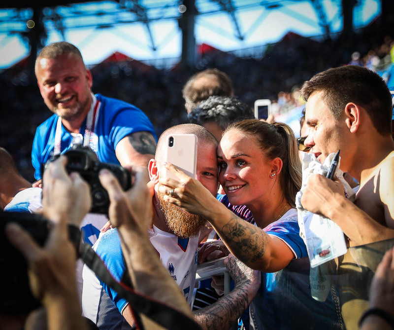 Aron og Kristbjörg Jónasdóttir eiginkona hans glöð eftir leik.