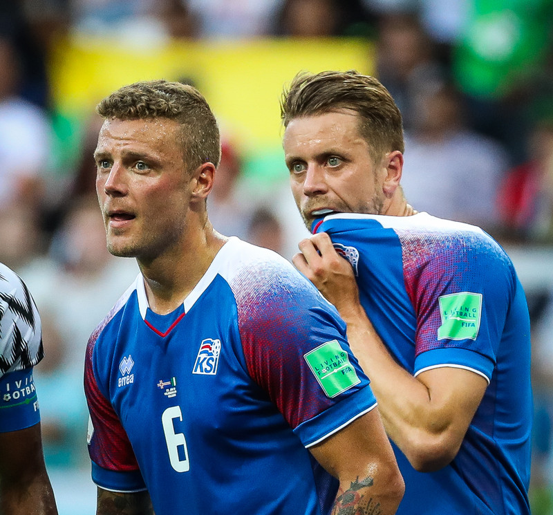 Raggi við hlið Kára í leik á HM 2018.