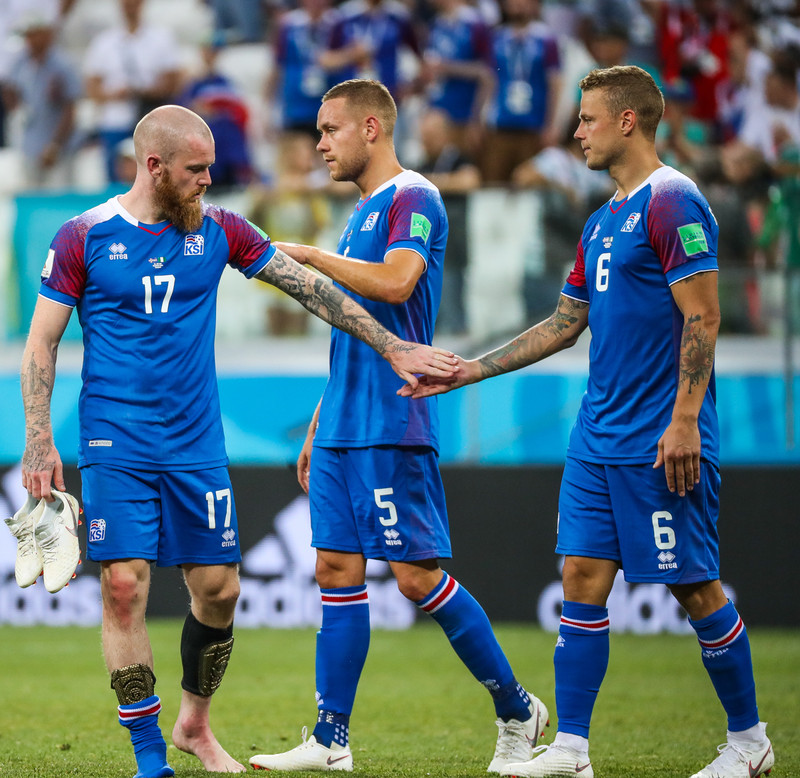Aron Einar ásamt leikmönnum Rostov þeim, Sverri Inga og Ragnari Sigurðssyni.