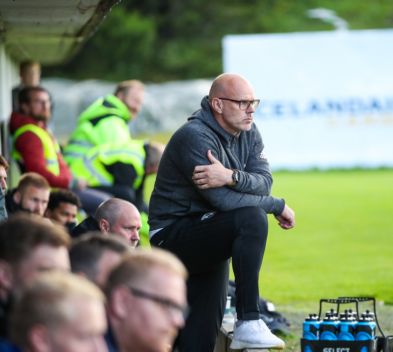 Ólafur Kristjánsson þjálfari FH á hliðarlínunni fyrr í sumar.