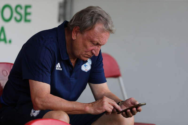 Warnock alltaf að skoða Twitter.