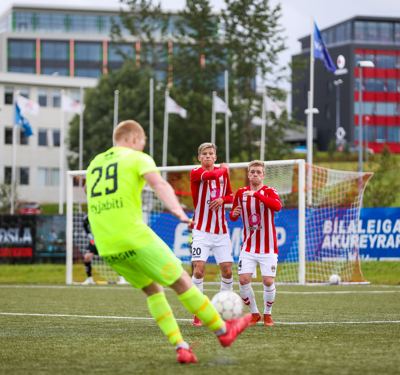 Bjarni skoraði beint úr aukaspyrnu.