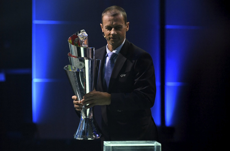 Aleksander Ceferin, forseti UEFA, með bikar Þjóðadeildarinnar.