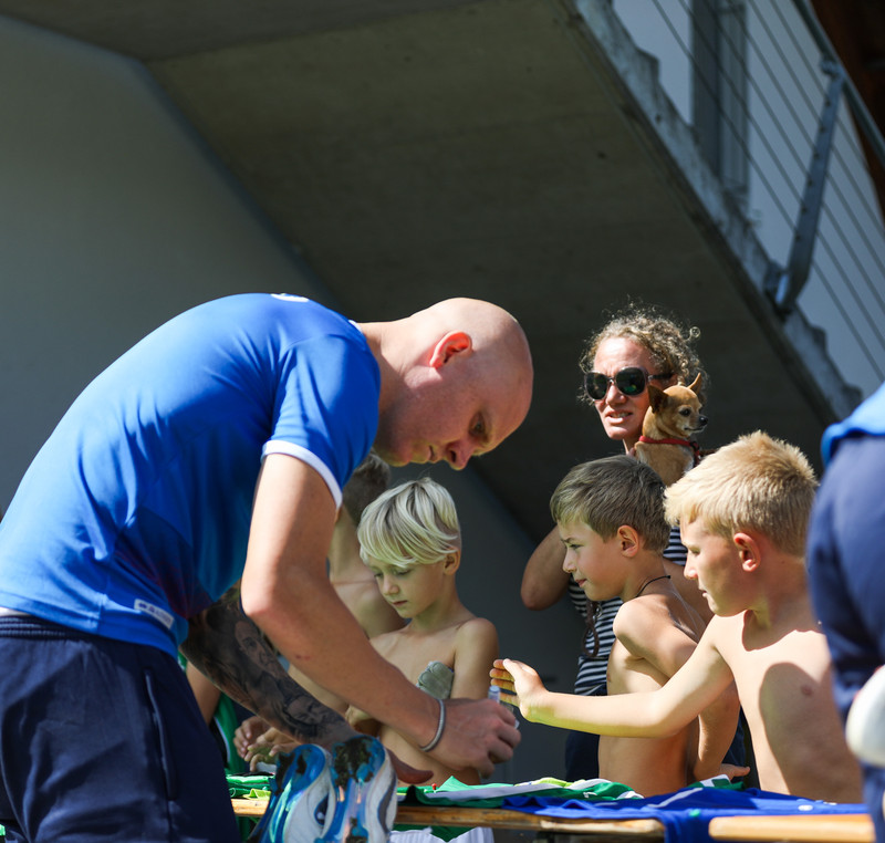 Emil áritar fyrir unga aðdáendur.