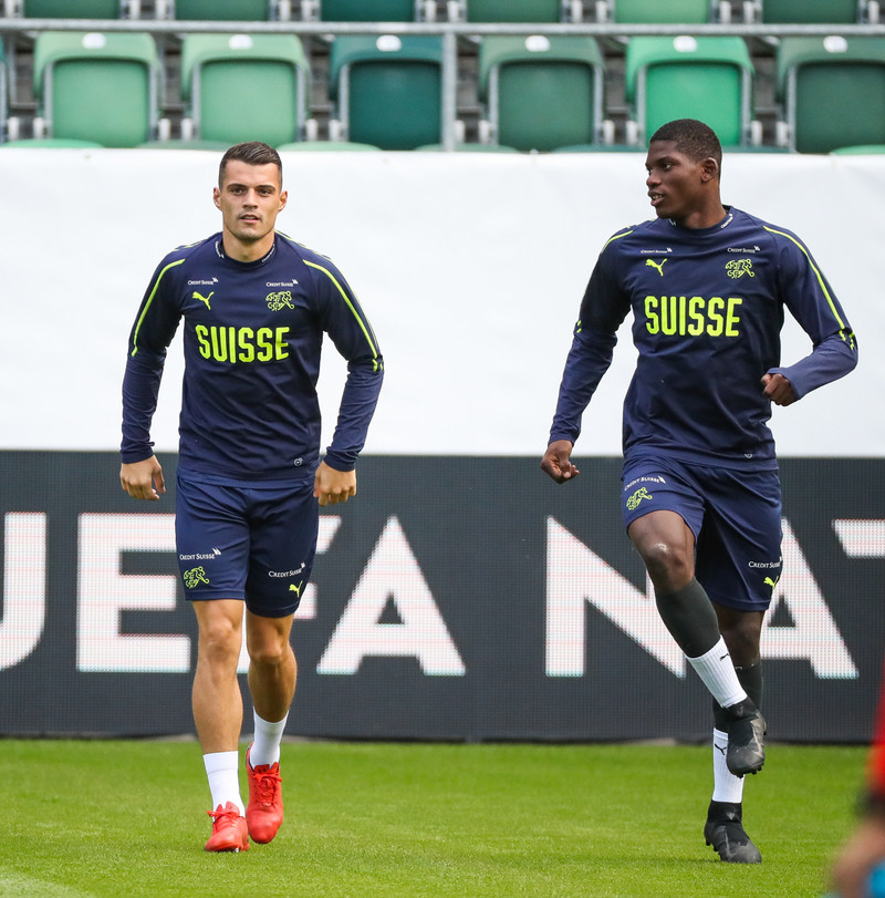Xhaka (til vinstri) var fyrirliði Sviss í dag.