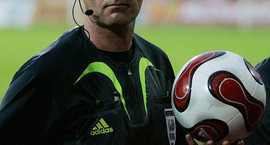 Mike Dean viðurkennir að hafa spilað leiki meðan hann...