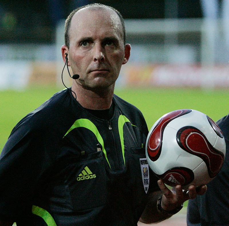 Mike Dean viðurkennir að hafa sýnt mikla ófagmennsku í störfum sínum sem dómari.