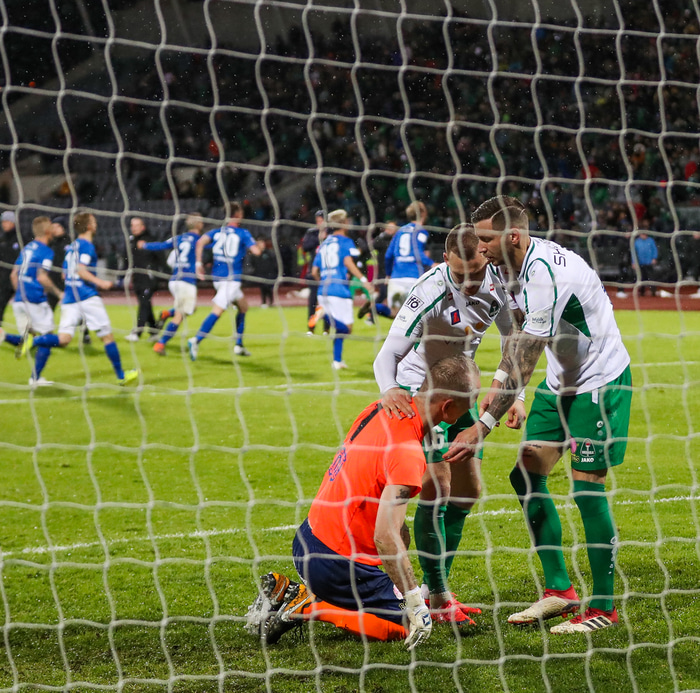 Damir huggar Gunnleif Gunnleifsson liðsfélaga sinn í leiknum í kvöld.