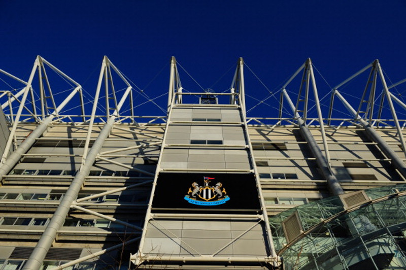 Leikur Newcastle og Tottenham stöðvaður eftir að stuðningsmaður hneig niður