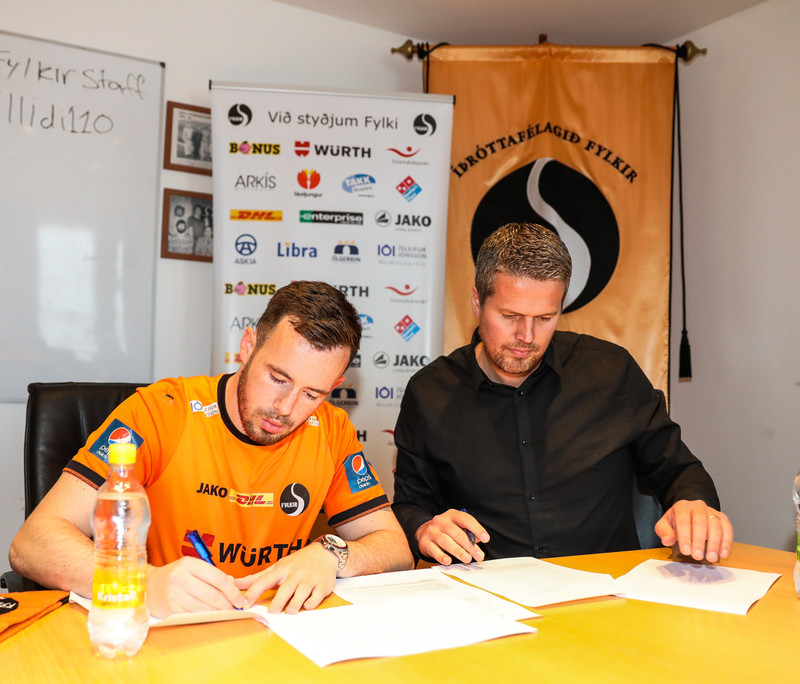 Fylkir krækti í Sam Hewson.