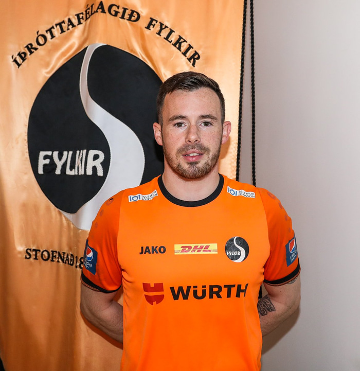 Sam Hewson eftir undirskriftina í dag.