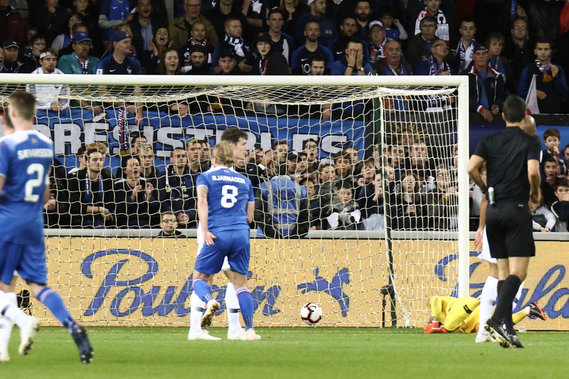 Birkir Bjarnason skorar mark sitt í kvöld