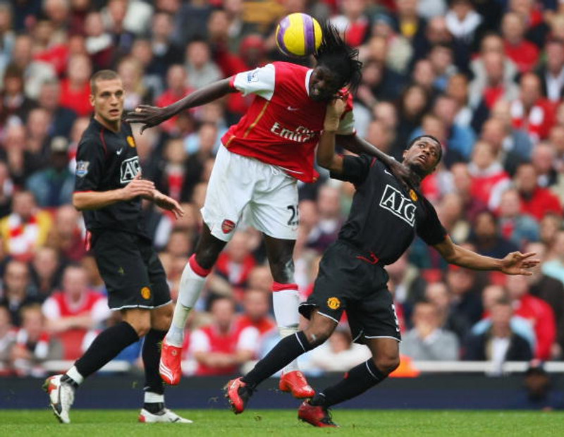 Evra og Vidic í baráttunni við Emmanuel Adebayor