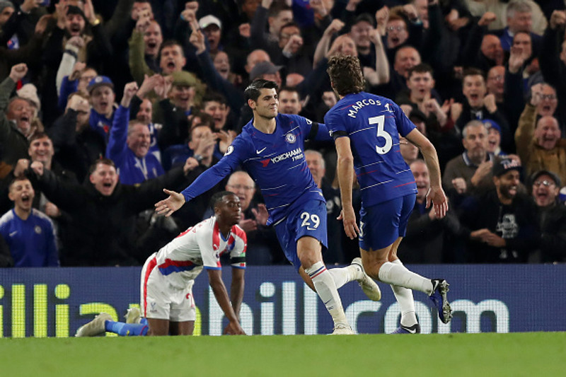 Alvaro Morata fagnar marki hjá Chelsea.