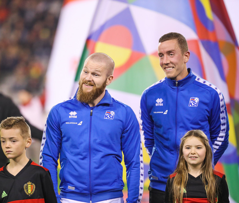 Hannes ásamt Aroni Einari Gunnarssyni landsliðsfyrirliða fyrir leikinn gegn Belgum í Þjóðadeildinni í nóvember.