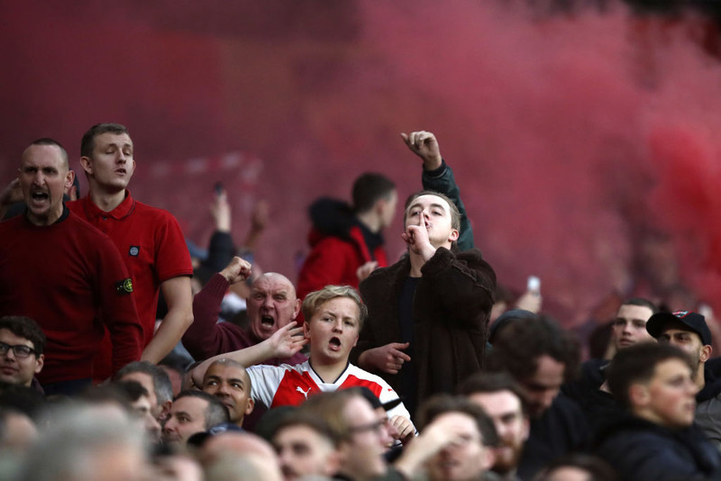 Stuðningsmenn Arsenal sussa á stuðningsmenn Tottenham.