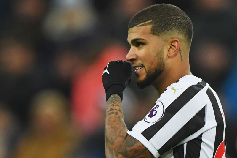 Deandre Yedlin fékk rautt frá Mike Dean dómara.