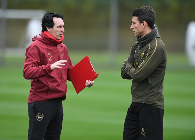 Unai Emery stjóri Arsenal ræðir við Koscielny.