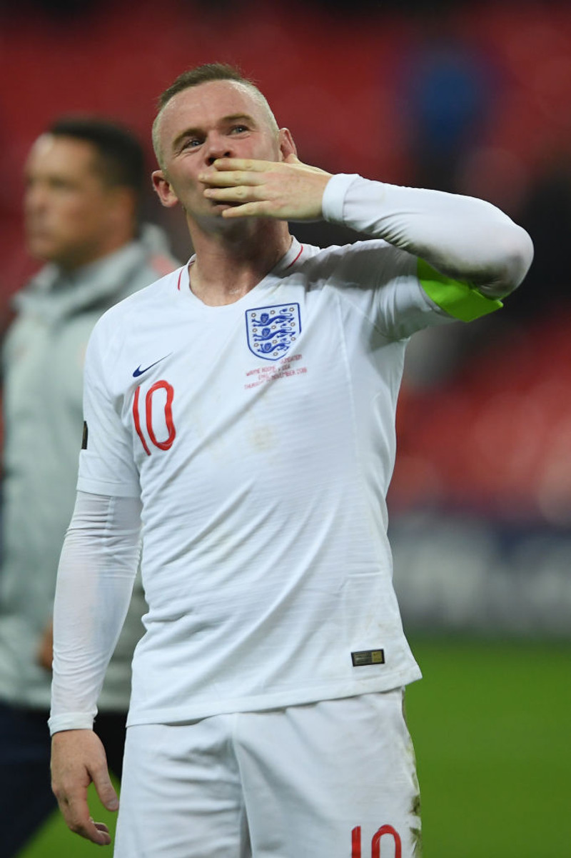 Rooney bar fyrirliðaband Englands 23 sinnum í 120 landsleikjum.