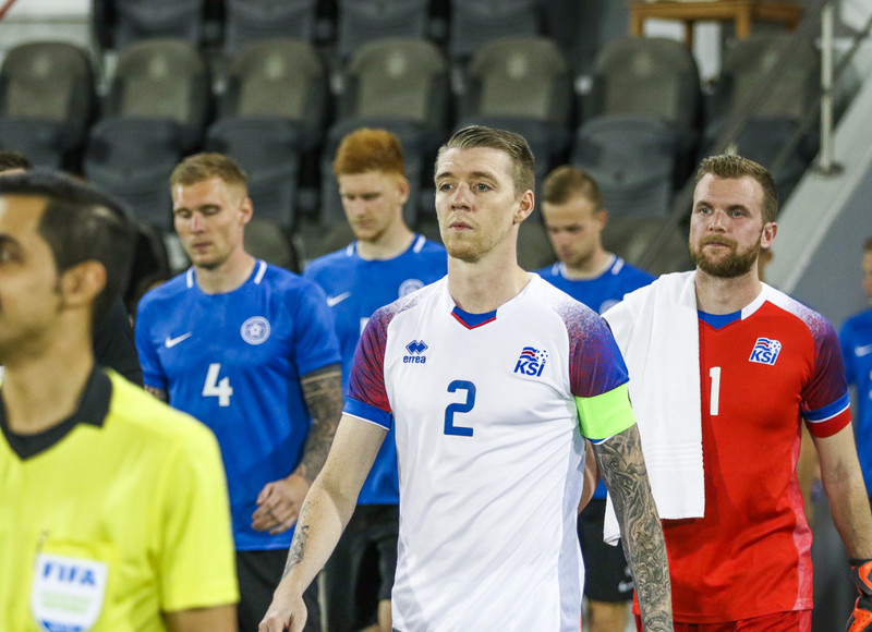 Fyrirliðinn Birkir Már Sævarsson leiðir liðið út á völlinn í kvöld. Hamren segir áskorun fyrir hann því hann spilar engan keppnisleik fram að næsta verkefni.