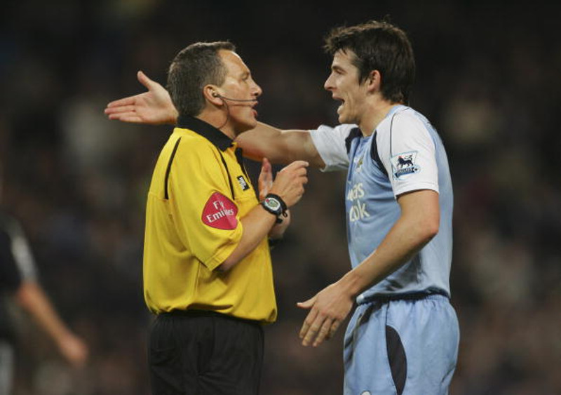 Joey Barton fékk rautt spjald fyrir tuð.
