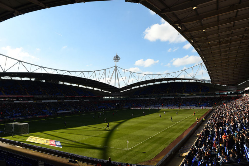 <b>Heimavöllur Bolton (England)</b> - Þarna yrði Íslendingum tekið opnum örmum. Í Bolton eru Íslendingar í miklum metum enda mikill hefð fyrir íslenskum leikmönnum hjá félaginu. Heiðursstúkan yrði sneisafull og góð stemning. Nálægðin við Manchester og Liverpool er öflugur kostur.