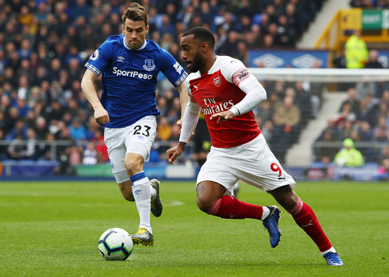 Arsenal er áfram í fjórða sæti, en baráttan um Meistaradeildarsæti er mjög hörð.