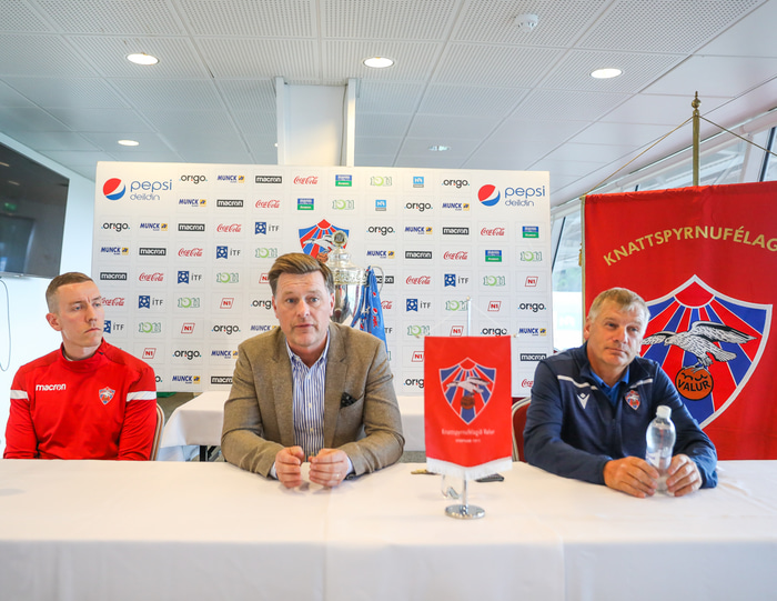 Hannes Þór Halldórsson við undirskriftina í dag.