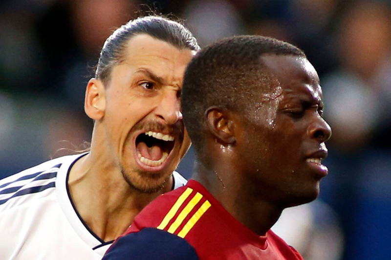 Zlatan Ibrahimovic öskrar að Nedum Onouha, fyrrum leikmanni Sunderland.