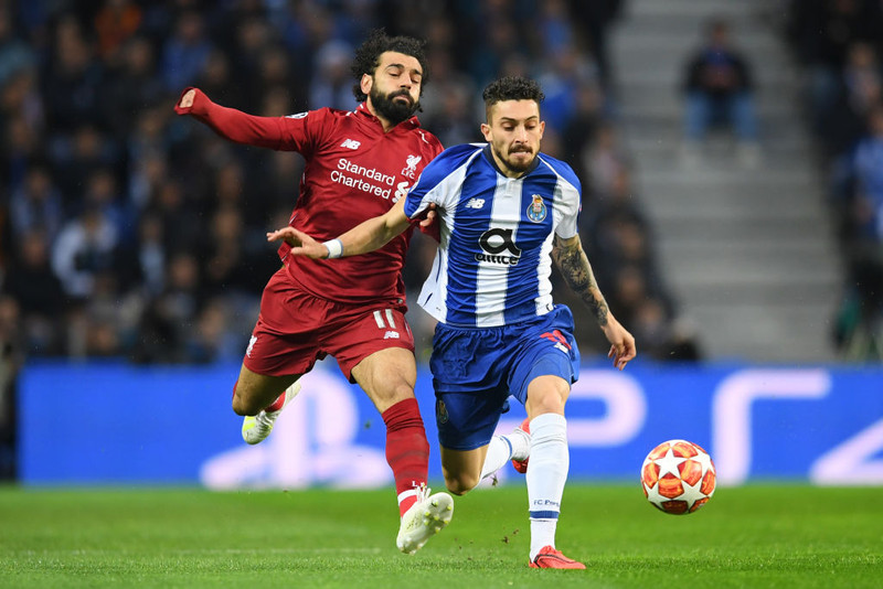 Rauðu djöflarnir eru einnig að krækja í brasilíska vinstri bakvörðinn Alex Telles.