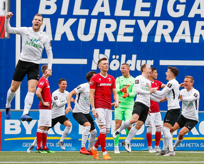 FH lagði Val.