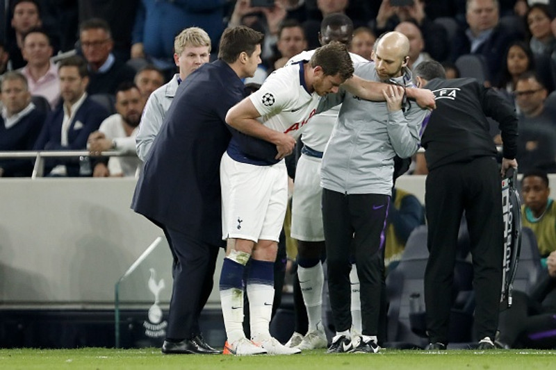 Jan Vertonghen, leikmaður Tottenham, varð fyrir höfuðmeiðslum í leik gegn Ajax í Meistaradeildinni. Hann ætlaði að halda áfram en gat það ekki.