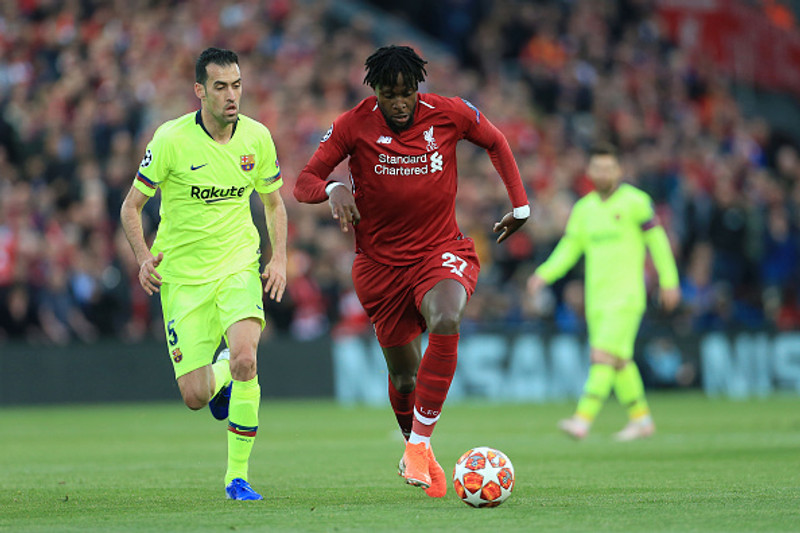 Busquets er fyrirliði Spánar. Hér eltir hann Divock Origi í eftirminnilegum leik.