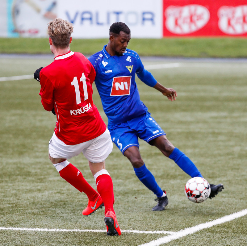 <b>Emmanuel Eli Keke - Víkingur Ó.:</b> Stjórnar þeirri vörn sem hefur fengið fæst mörk á sig í deildinni, níu talsins.
