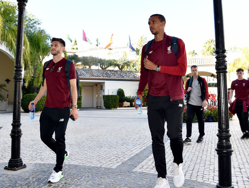 Vatnið er aldrei langt frá Adam Lallana og Joel Matip.