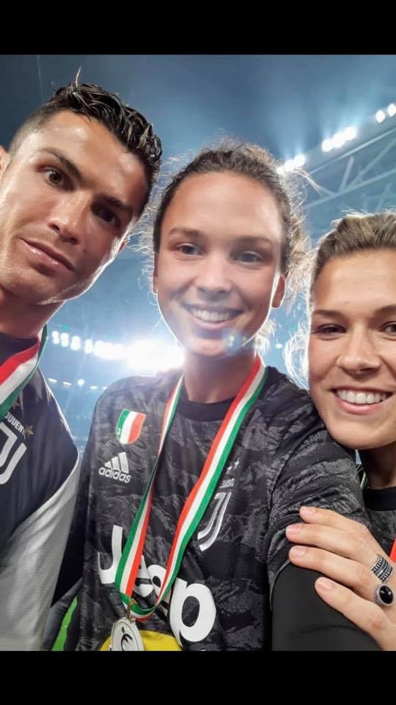 Doris Bacic, hér fyrir miðju, með Cristiano Ronaldo.