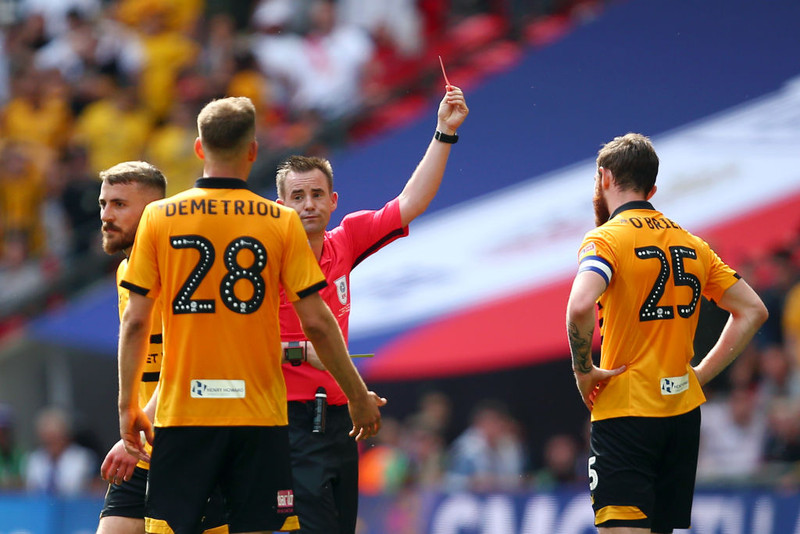 Ross Joyce dómari sýndi takta og gaf 'no-look' rautt spjald. Hann hefur viljað sýna sig fyrir Mike Dean sem er þekktur fyrir takta á flautunni.